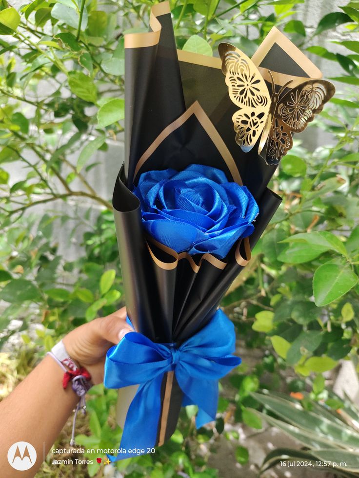 Elegant Blue Rose Bouquet with luxury wrapping – perfect for birthdays & weddings”