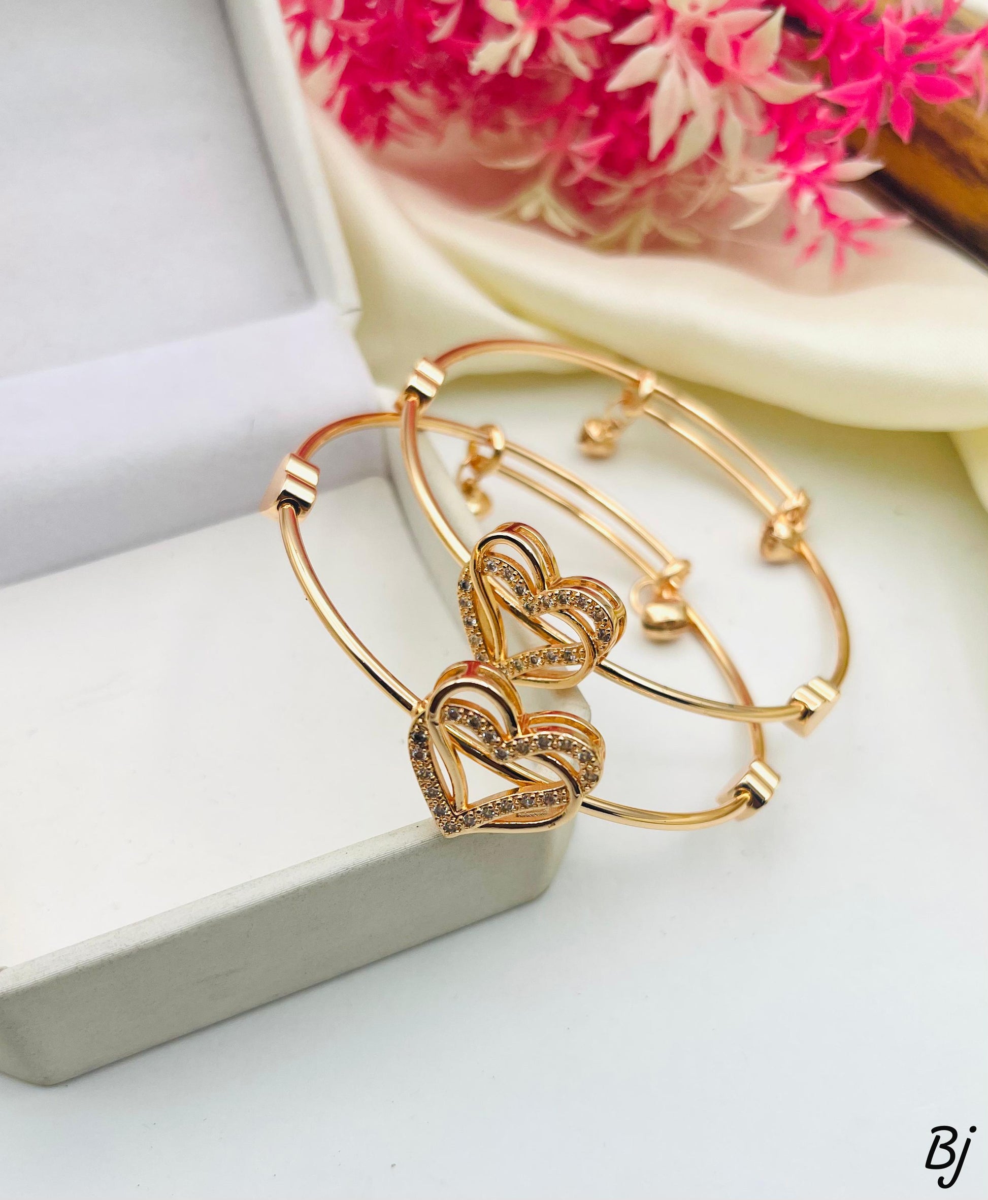 “Gold-plated zircon heart design bangles for women – elegant jewelry gift”