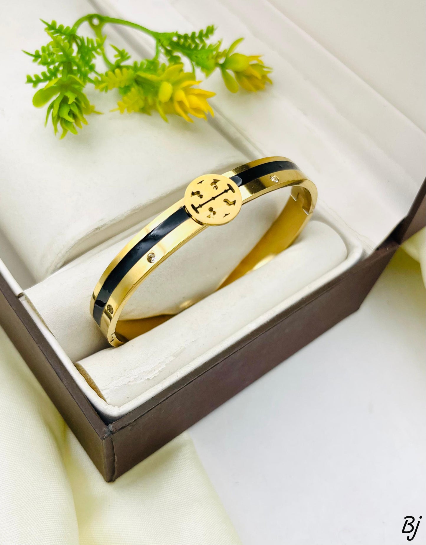 Fancy Beautiful Stainless Steel Branded Hand Cuff For Her