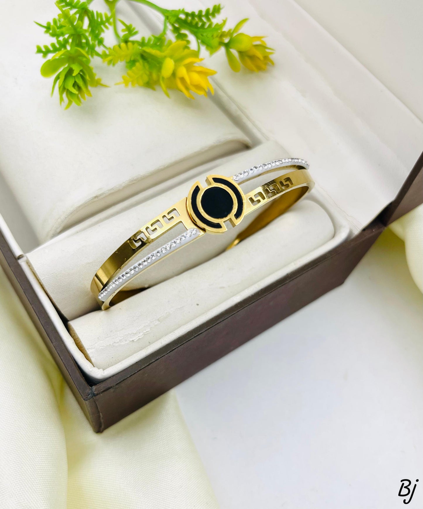 Fancy Beautiful Stainless Steel Branded Hand Cuff For Her